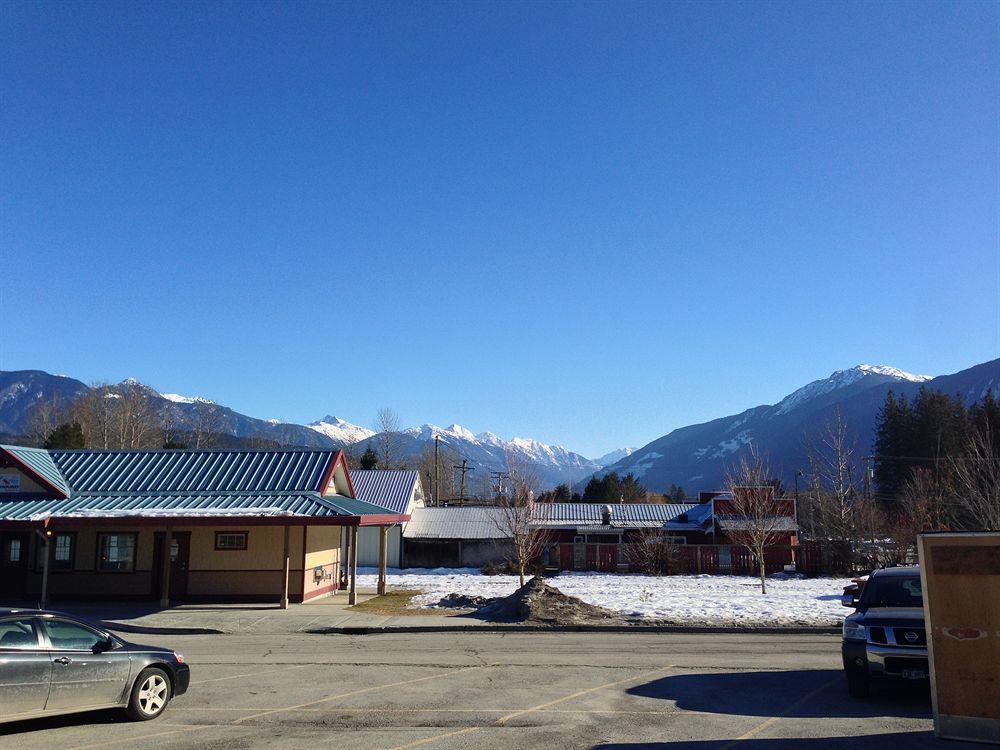 Pemberton Hotel Exterior photo